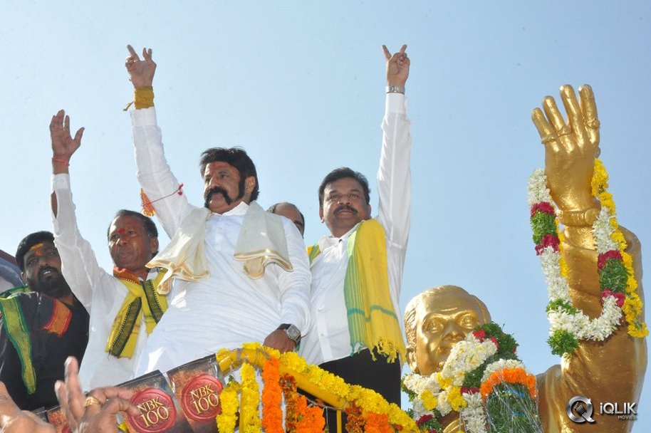 Gautamiputra-Satakarni-Team-at-Karimnagar